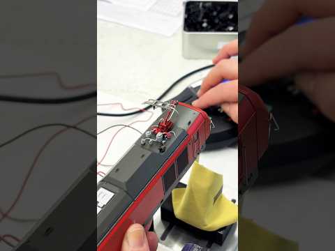 Short/Reel: Wir bauen die neue Baureihe 249 | #Märklin Produktion