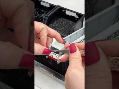 Short/Reel: Viel Handarbeit an der #Märklin Elektrolokomotive Baureihe 186