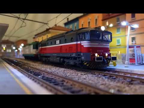 Locomotiva diesel classe D.753 in livrea rossa/grigia con strisce bianche - HR2930S