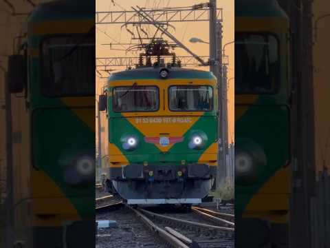 Short/Reel: Electric locomotive running #train #railway #locomotive #trainspotting #big #power #zug #trenes #voz