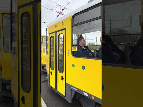 Short/Reel: Tarta BVG Sonderfahrt. Berlín  19/04/2025 🔄 El tranvía pasa dos veces,¡espera hasta el final!